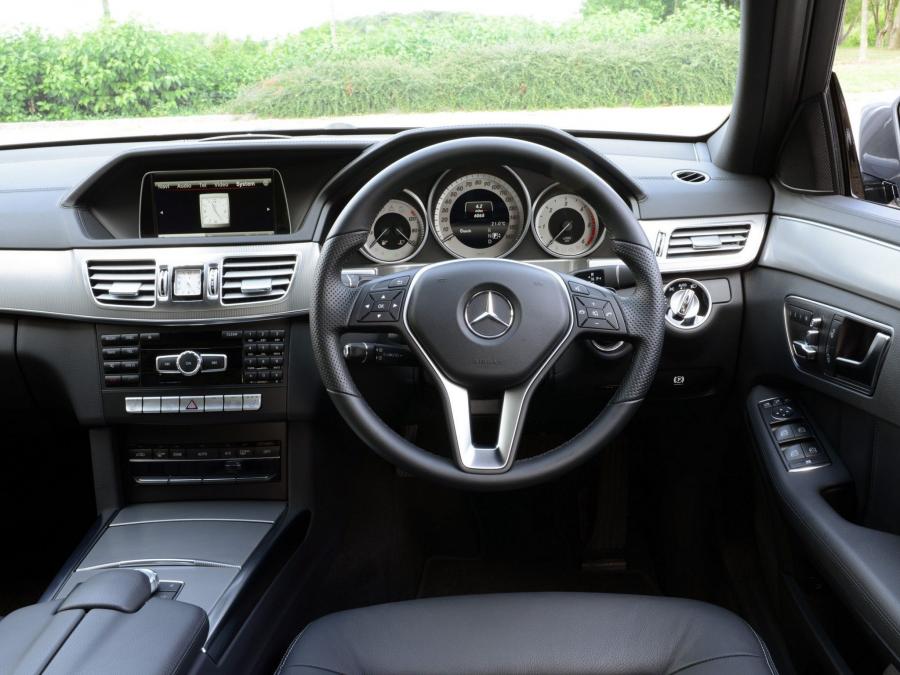  Mercedes-Benz E220 CDI 2013 года  (UK) (фото 5 из 16)